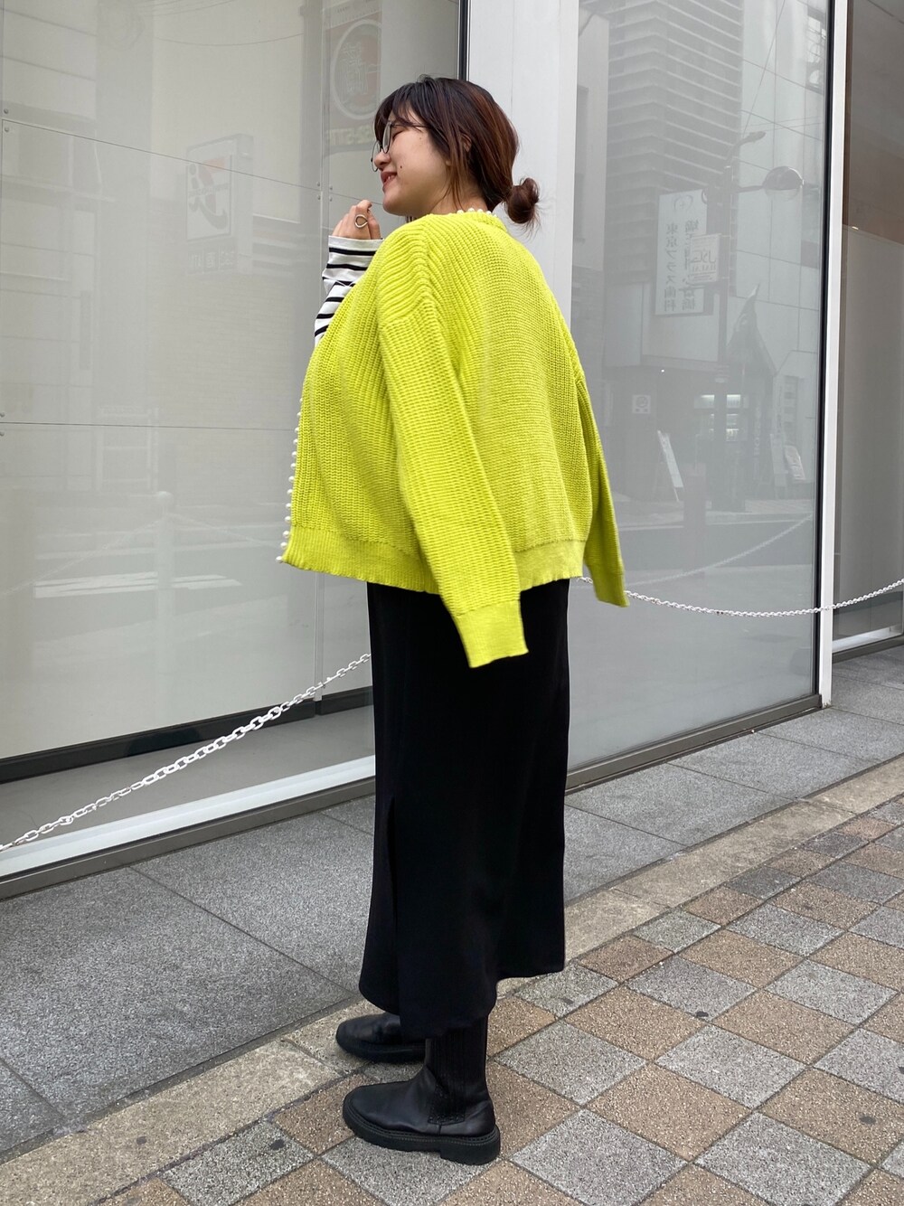 グリーン系のカーディガン/ボレロ、その他のショルダーバッグ、その他のTシャツ/カットソーを着用したレディースの冬コーディネートの2枚目の写真