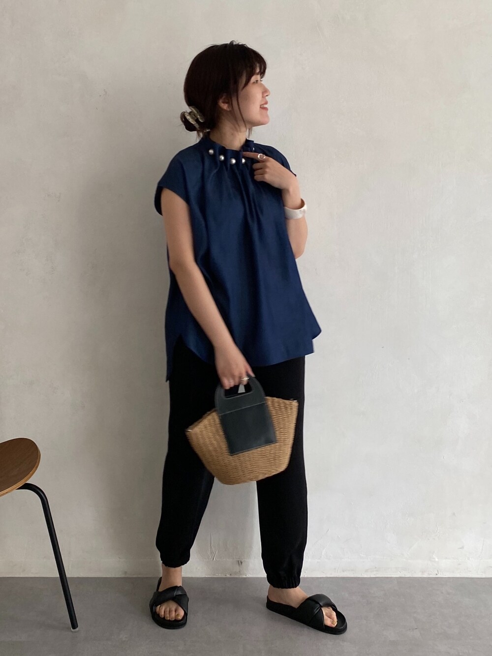 ブルー系のシャツ/ブラウス、ブラック系のその他パンツ、ブラック系のサンダルを着用したレディースの春コーディネートの5枚目の写真