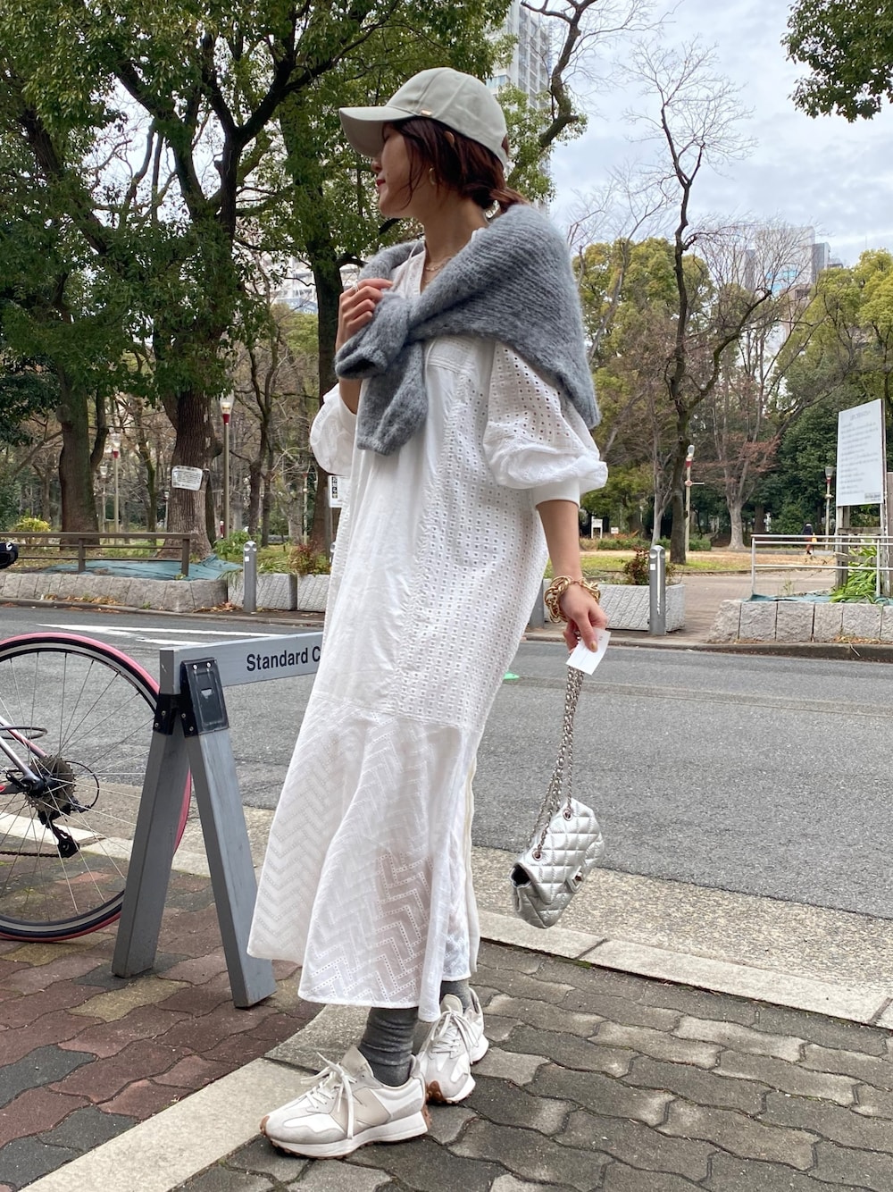 ホワイト系のワンピース、ホワイト系のショルダーバッグを着用したレディースの春コーディネートの1枚目の写真