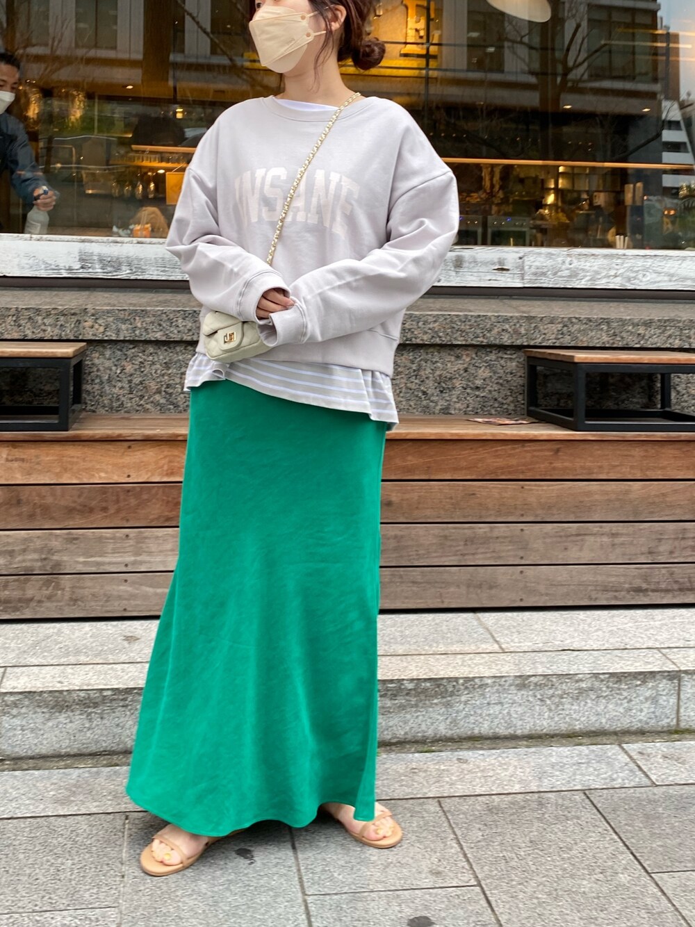 グレー系のTシャツ/カットソー、ベージュ系のTシャツ/カットソー、ホワイト系のショルダーバッグを着用したレディースの春コーディネートの2枚目の写真