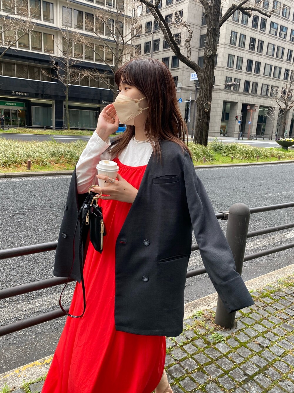 グレー系のノーカラージャケット、レッド系のワンピース/ドレス、ホワイト系のTシャツ/カットソーを着用したレディースの春コーディネートの4枚目の写真