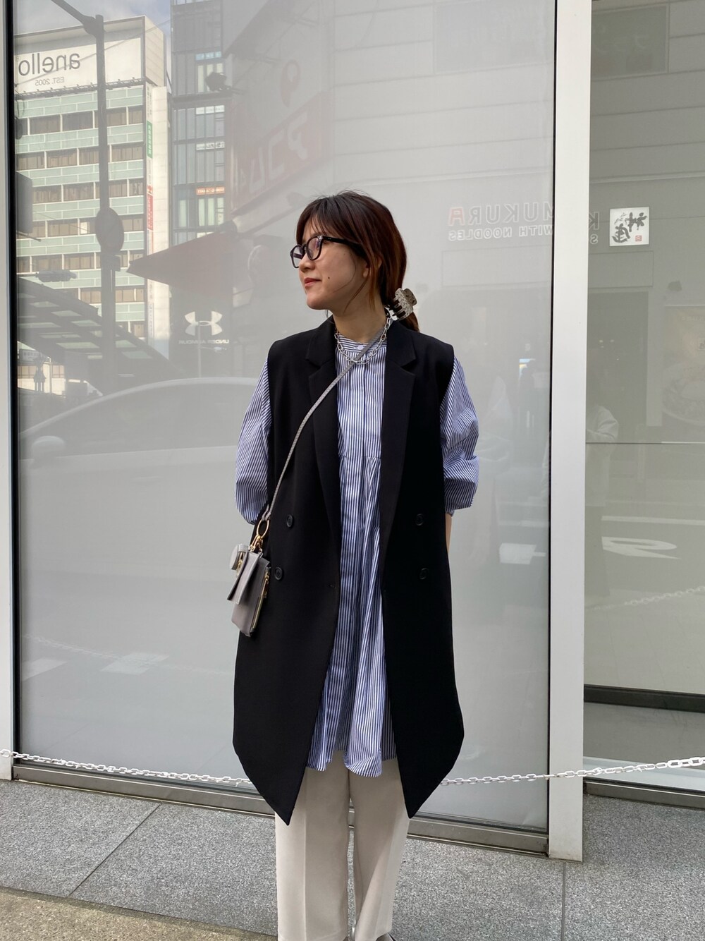 ブラック系のベスト、ベージュ系のその他パンツ、シルバー系のパンプスを着用したレディースの冬コーディネートの5枚目の写真