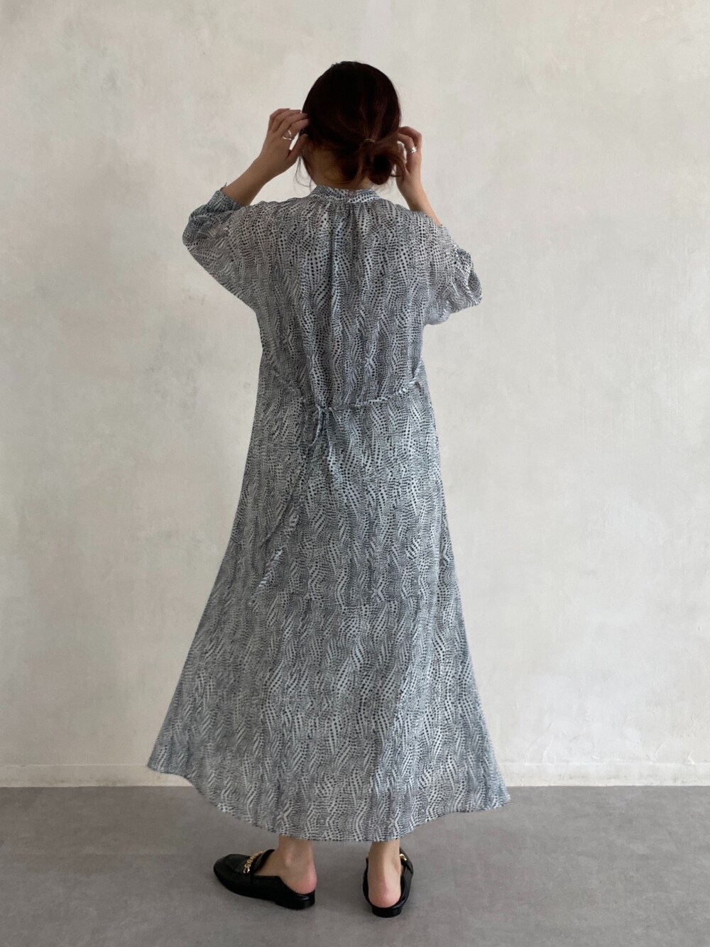 ホワイト系のワンピース、ブラック系のその他シューズ、ゴールド系のメガネを着用したレディースの春コーディネートの3枚目の写真