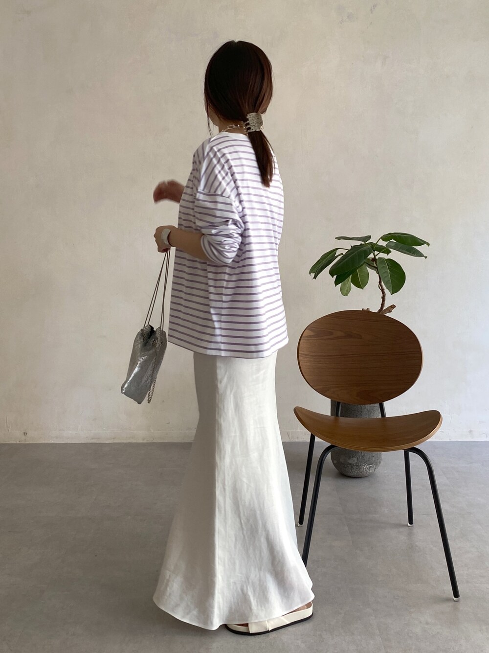 パープル系のTシャツ/カットソー、ホワイト系のスカート、ホワイト系のその他シューズを着用したレディースの春コーディネートの3枚目の写真