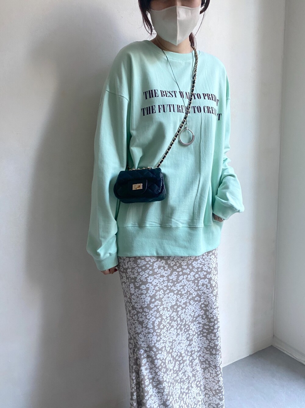 グリーン系のTシャツ/カットソー、ベージュ系のスカート、ブラウン系のスニーカーを着用したレディースの冬コーディネートの5枚目の写真