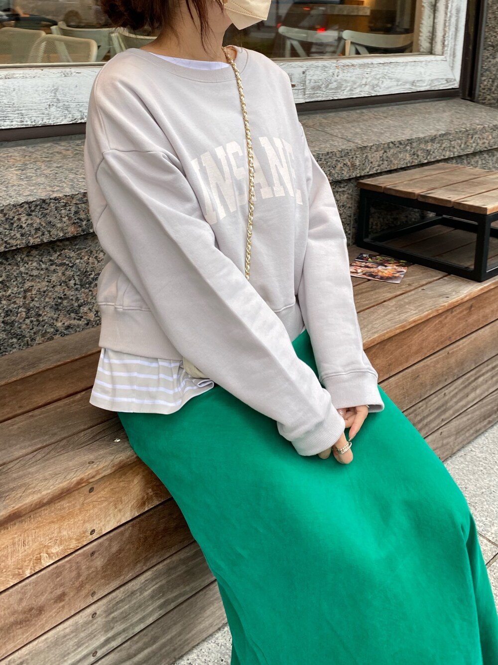 グレー系のTシャツ/カットソー、ベージュ系のTシャツ/カットソー、ホワイト系のショルダーバッグを着用したレディースの春コーディネートの4枚目の写真