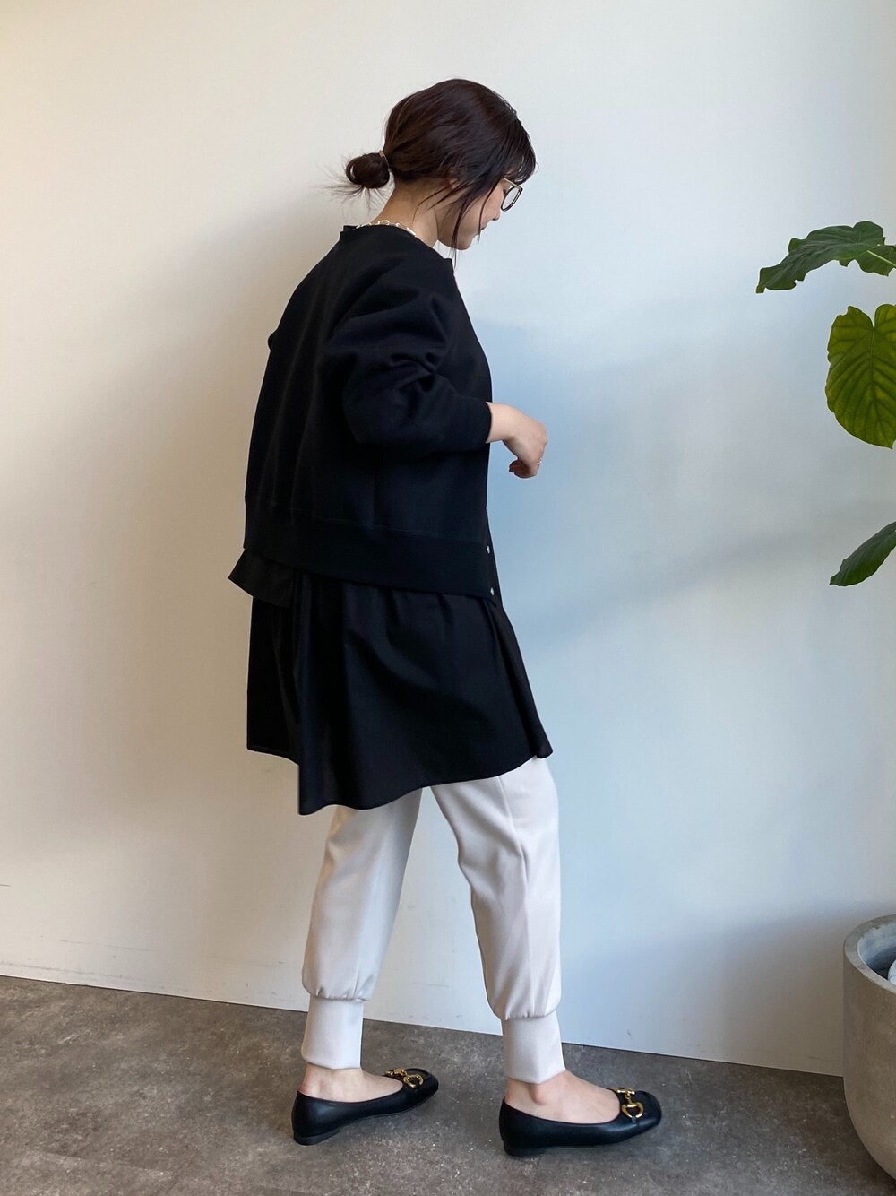 ブラック系のカーディガン/ボレロ、ブラック系のシャツ/ブラウス、ベージュ系のその他パンツを着用したレディースの春コーディネートの2枚目の写真
