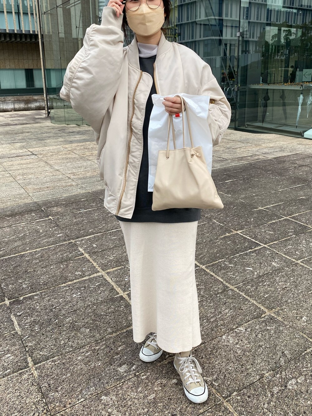 ホワイト系のスカートを着用したレディースの春コーディネートの4枚目の写真