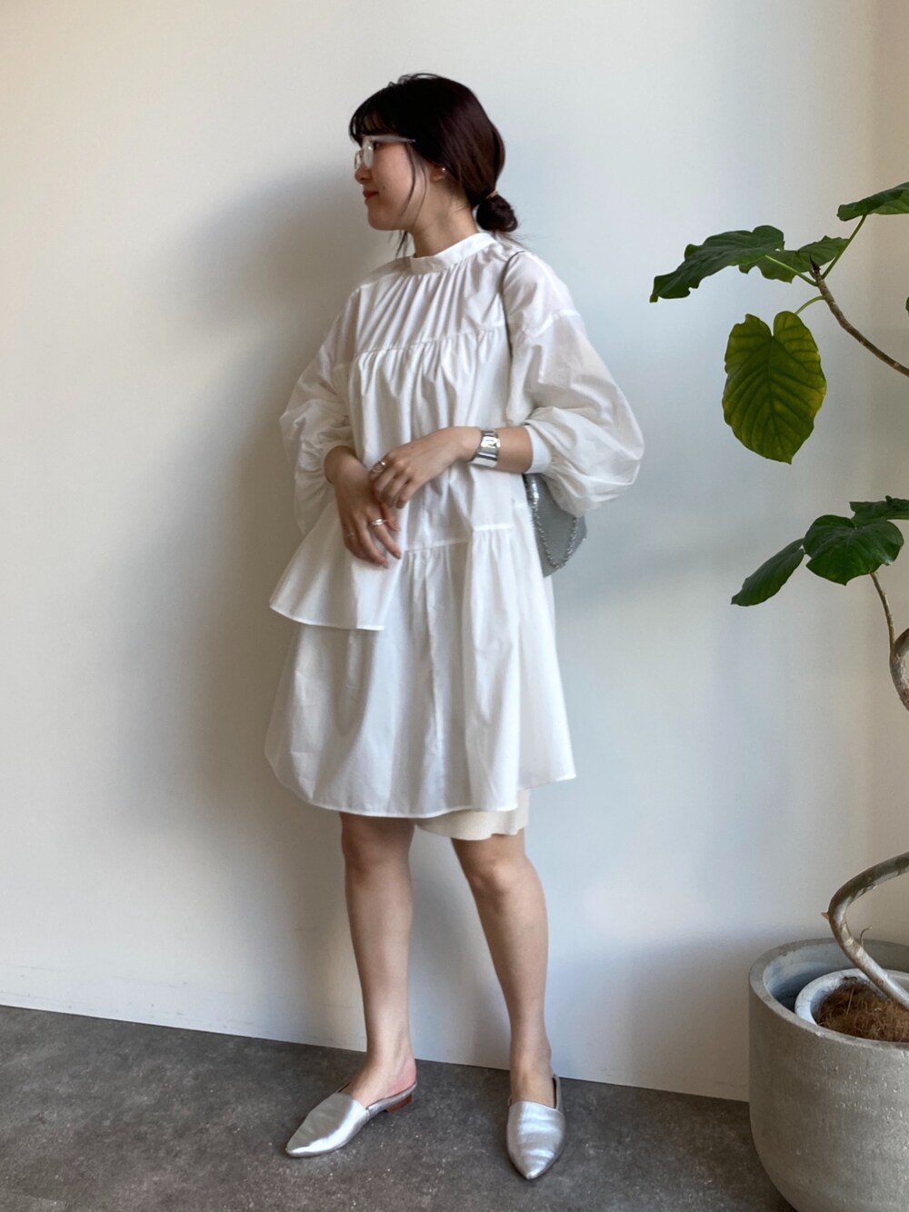 シルバー系のトートバッグ、ベージュ系のつなぎ/オールインワン、シルバー系のブレスレットを着用したレディースの春コーディネートの4枚目の写真