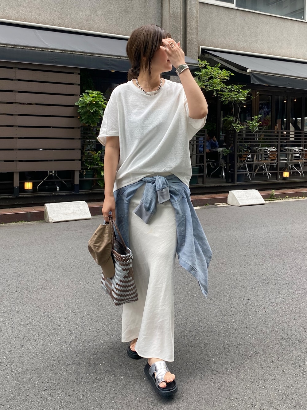 ホワイト系のTシャツ/カットソー、ホワイト系のスカート、ブルー系のシャツ/ブラウスを着用したレディースの夏コーディネートの1枚目の写真