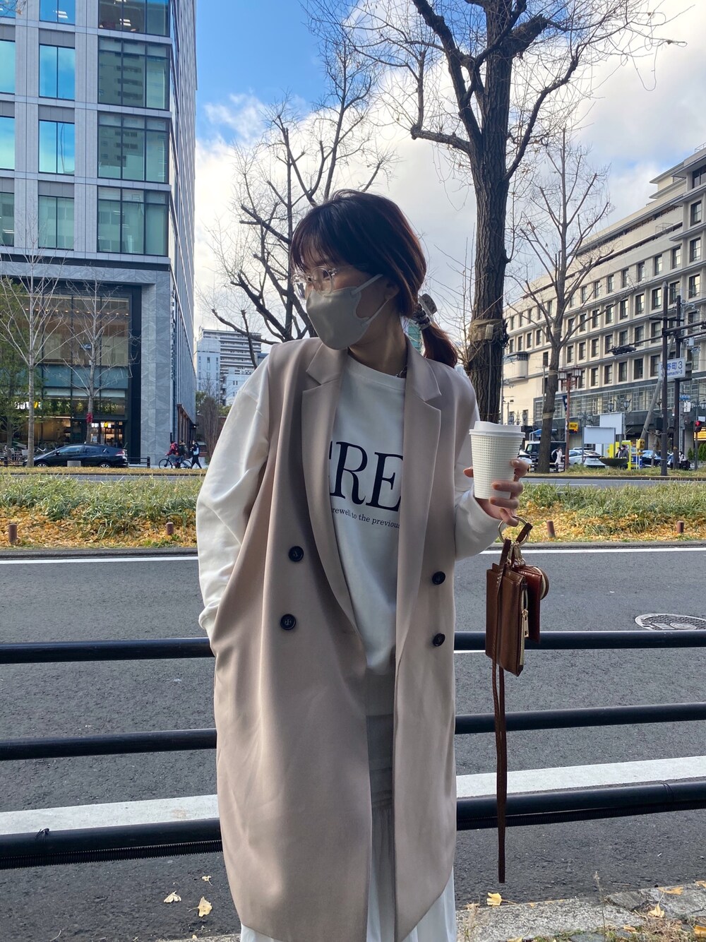 ベージュ系のベスト、ホワイト系のTシャツ/カットソー、ホワイト系のスカートを着用したレディースの冬コーディネートの5枚目の写真