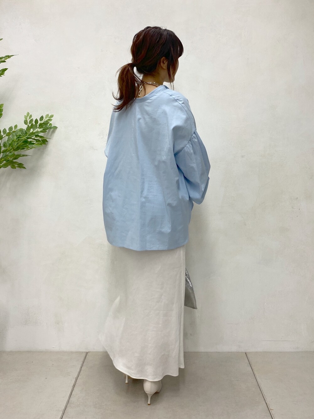 ブルー系のシャツ/ブラウス、ホワイト系のスカート、シルバー系のトートバッグを着用したレディースの春コーディネートの5枚目の写真