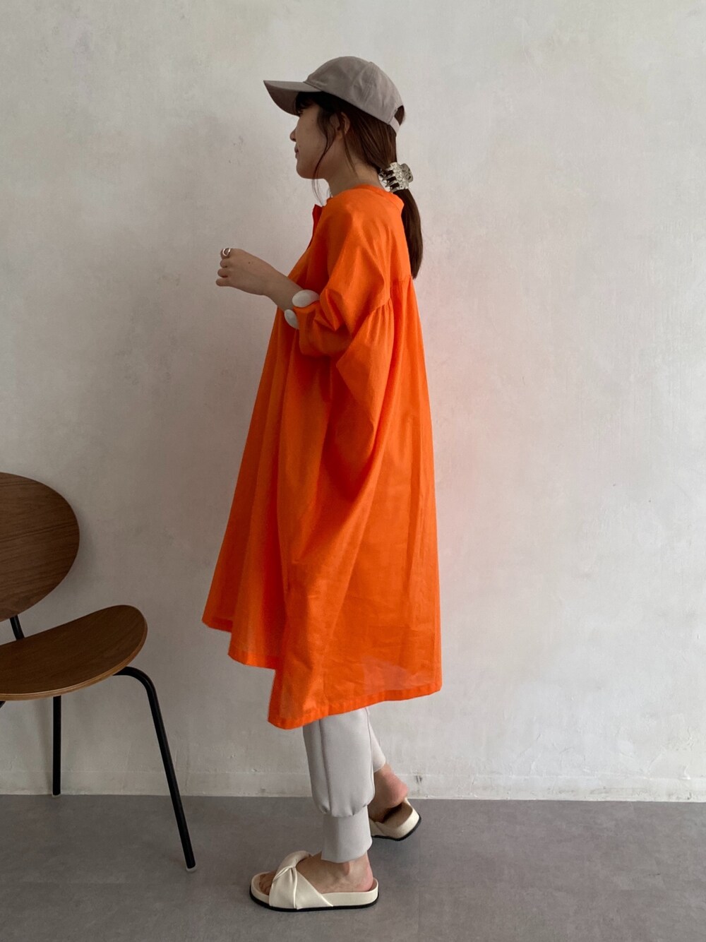 オレンジ系のシャツ/ブラウス、ベージュ系のその他パンツ、ホワイト系のその他シューズを着用したレディースの春コーディネートの5枚目の写真