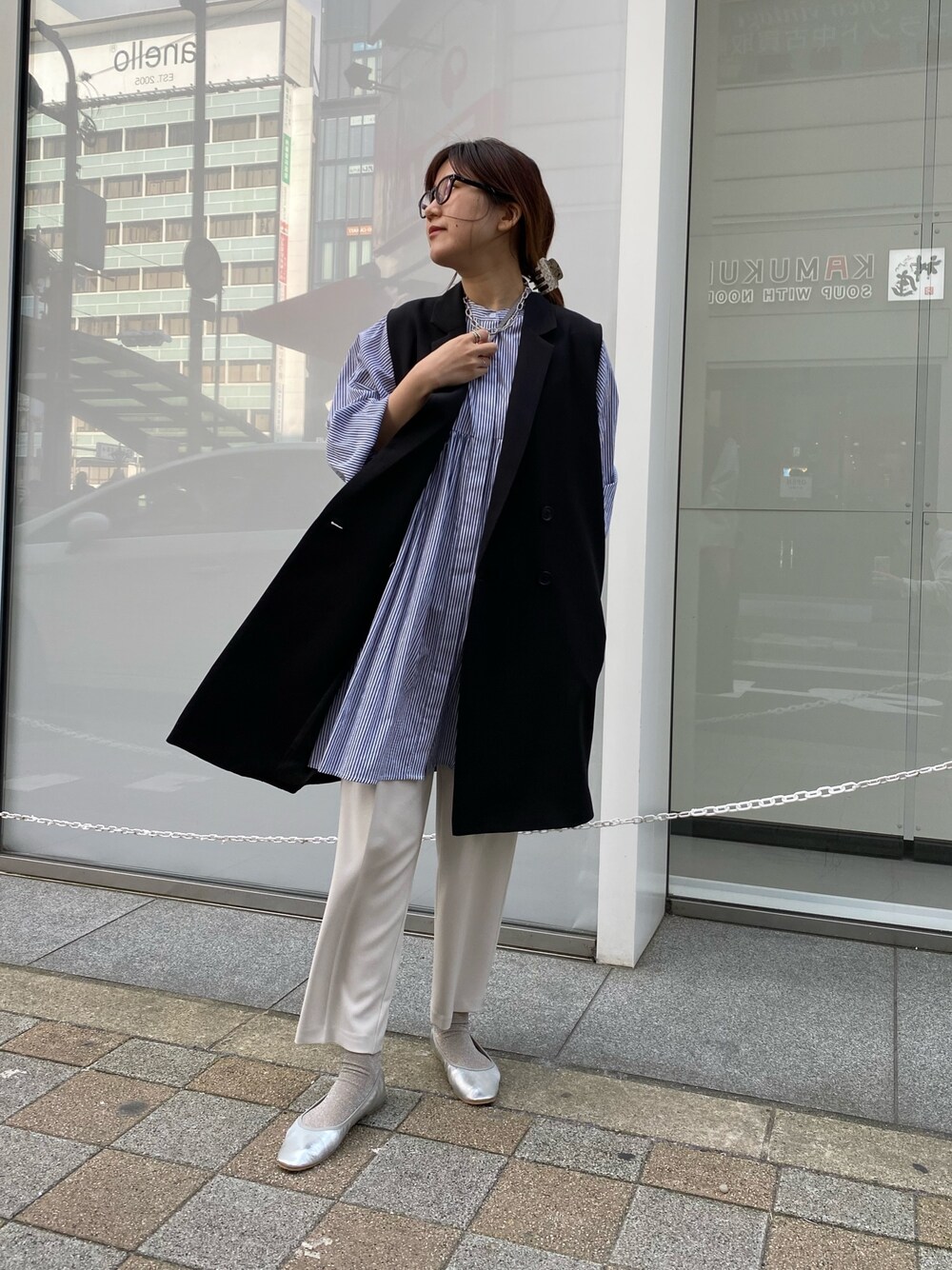 ブラック系のベスト、ベージュ系のその他パンツ、シルバー系のパンプスを着用したレディースの冬コーディネートの3枚目の写真
