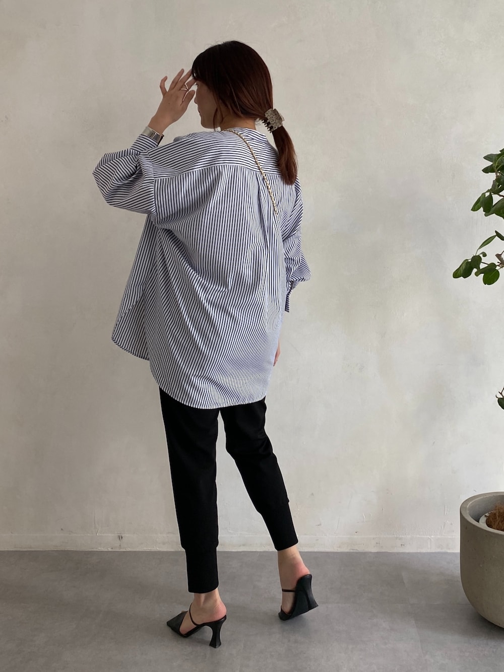 ブルー系のシャツ/ブラウス、ブラック系のその他パンツ、ホワイト系のショルダーバッグを着用したレディースの春コーディネートの2枚目の写真