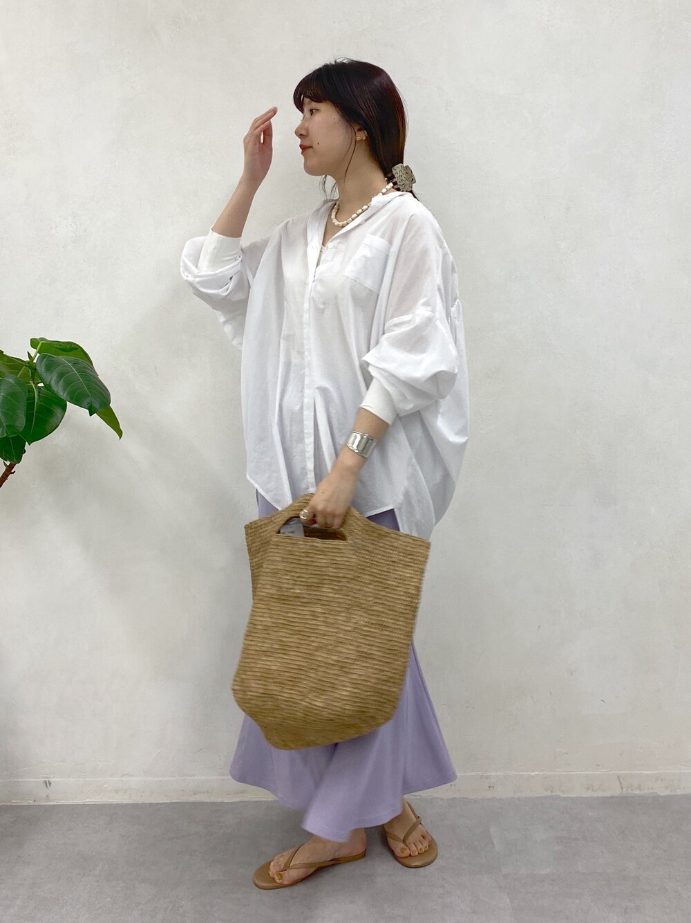 ホワイト系のシャツ/ブラウス、パープル系のスカートを着用したレディースの春コーディネートの3枚目の写真