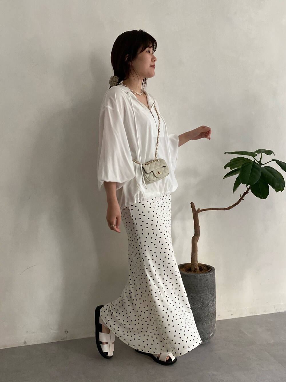 ホワイト系のシャツ/ブラウス、ホワイト系のスカート、ホワイト系のサンダルを着用したレディースの春コーディネートの2枚目の写真