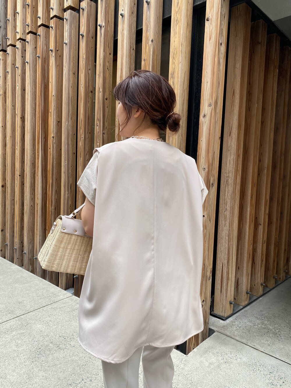 グレー系のニット/セーターを着用したレディースの春コーディネートの5枚目の写真