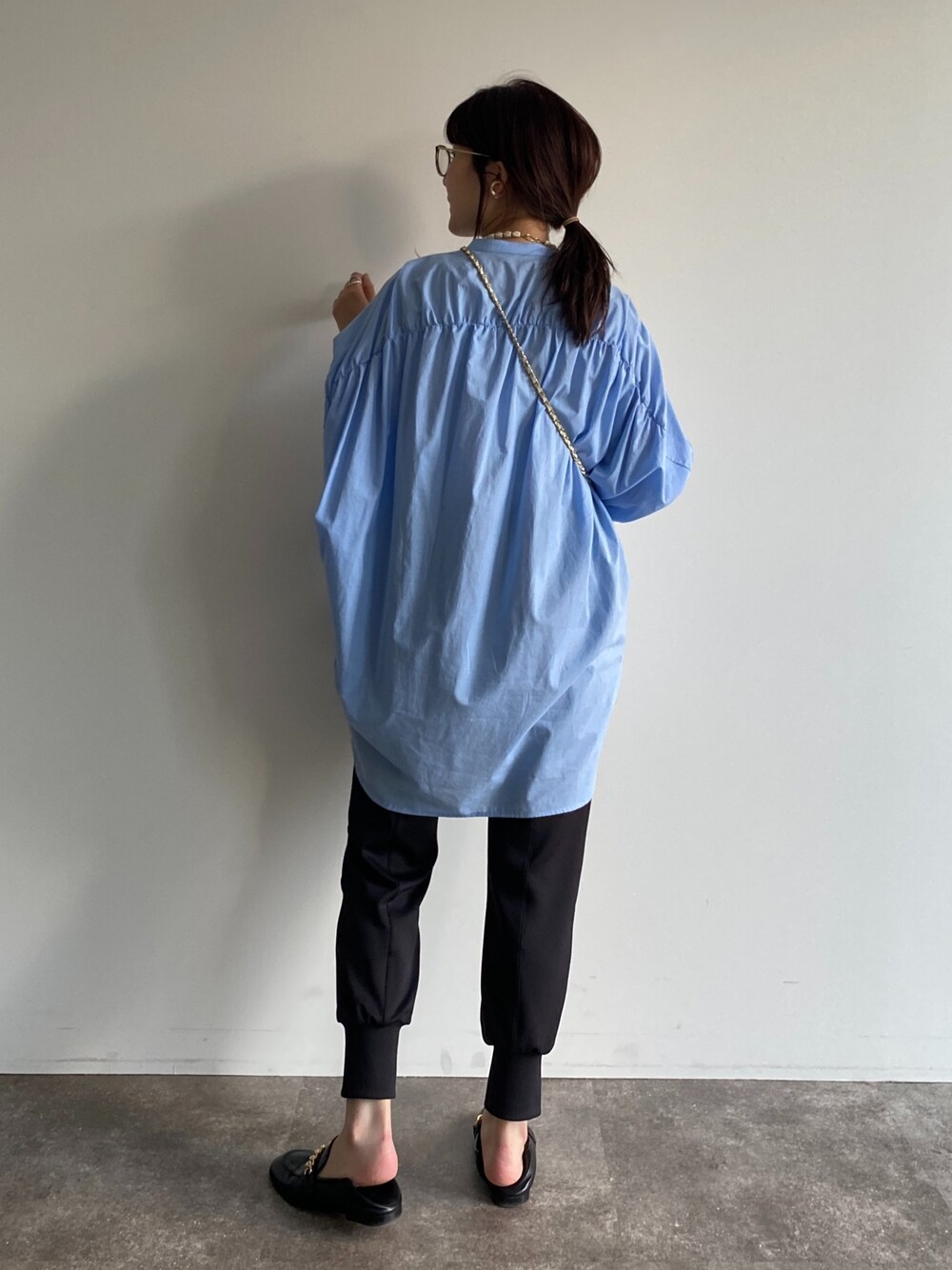 ホワイト系のショルダーバッグ、ブルー系のシャツ/ブラウス、ブラック系のその他パンツを着用したレディースの春コーディネートの5枚目の写真