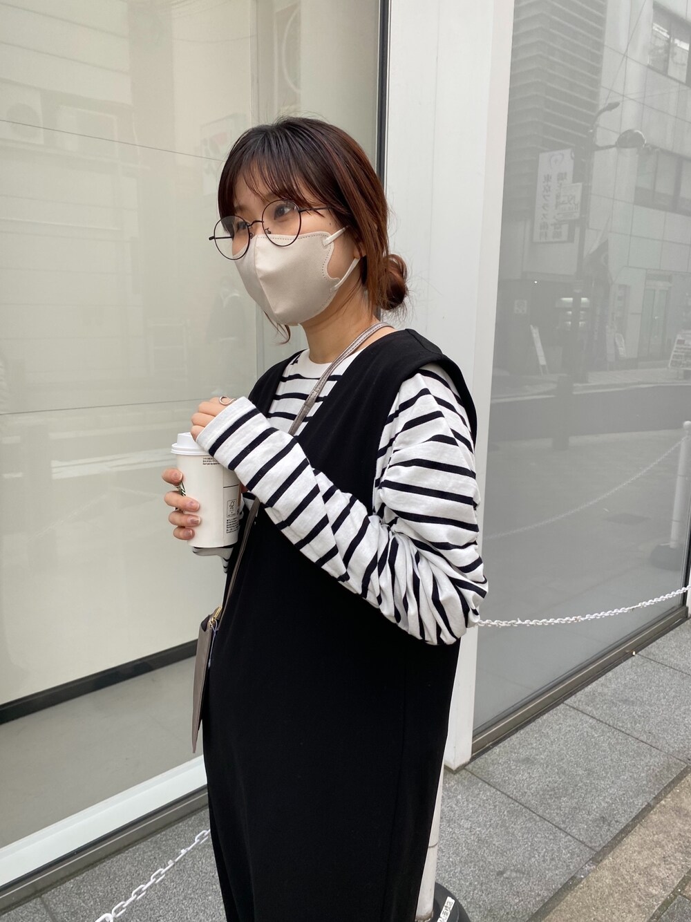 ブラック系のワンピース、その他のTシャツ/カットソー、ゴールド系のメガネを着用したレディースの冬コーディネートの5枚目の写真