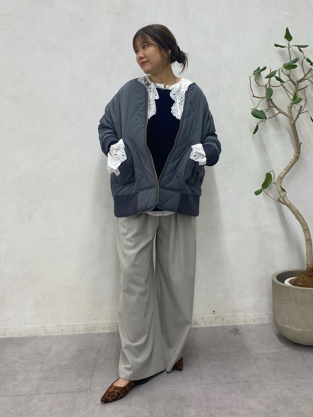 ブルー系のニット/セーター、ホワイト系のシャツ/ブラウス、グレー系のその他アウターを着用したレディースの冬コーディネートの1枚目の写真