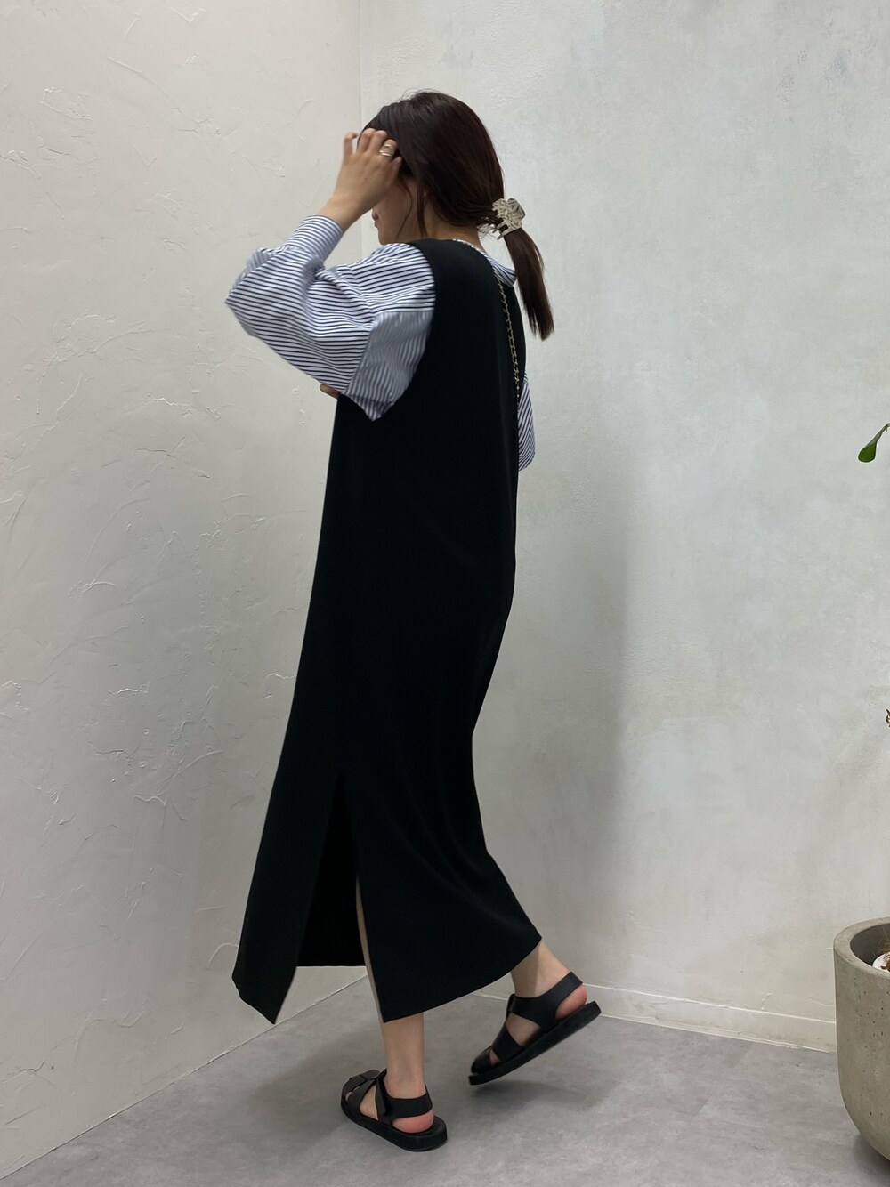 ブルー系のシャツ/ブラウス、ブラック系のショルダーバッグ、ブラック系のワンピースを着用したレディースの春コーディネートの4枚目の写真