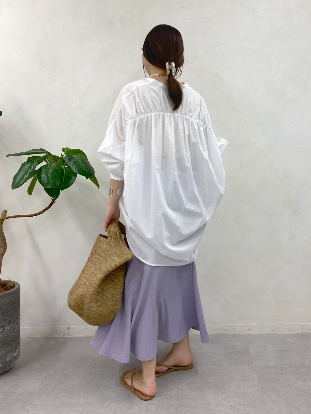ホワイト系のシャツ/ブラウス、パープル系のスカートを着用したレディースの春コーディネートの4枚目の写真