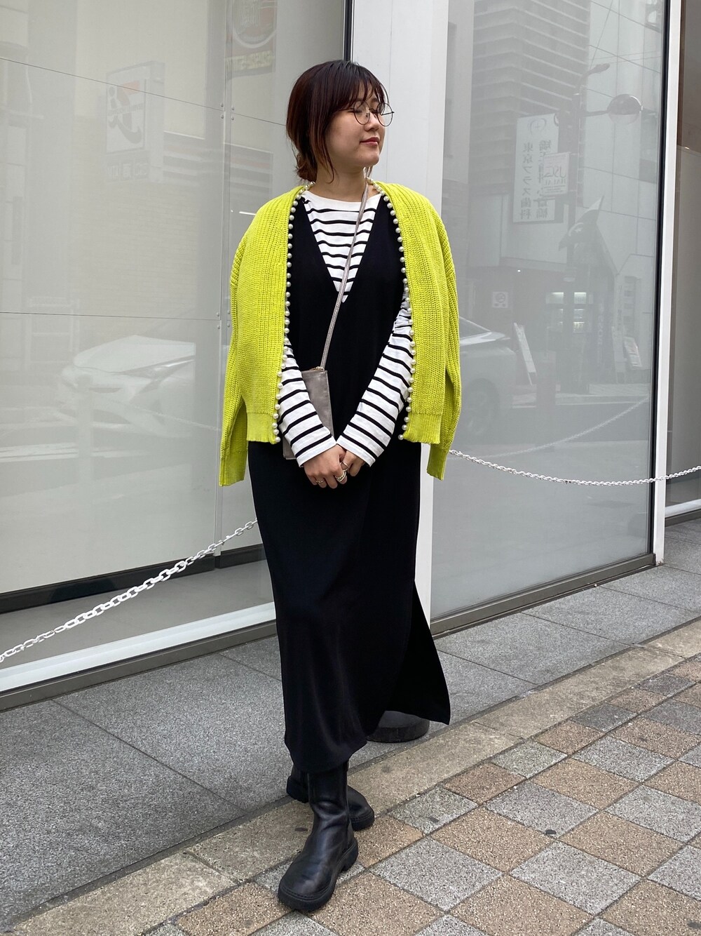 グリーン系のカーディガン/ボレロ、その他のショルダーバッグ、その他のTシャツ/カットソーを着用したレディースの冬コーディネートの5枚目の写真