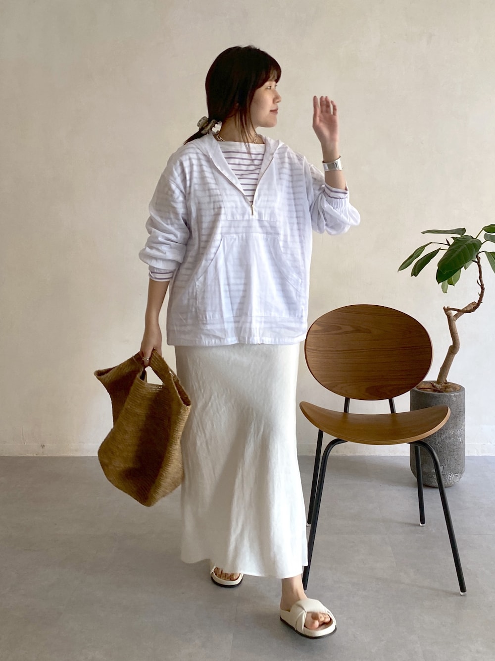 ホワイト系のシャツ/ブラウス、パープル系のTシャツ/カットソー、ホワイト系のスカートを着用したレディースの春コーディネートの2枚目の写真