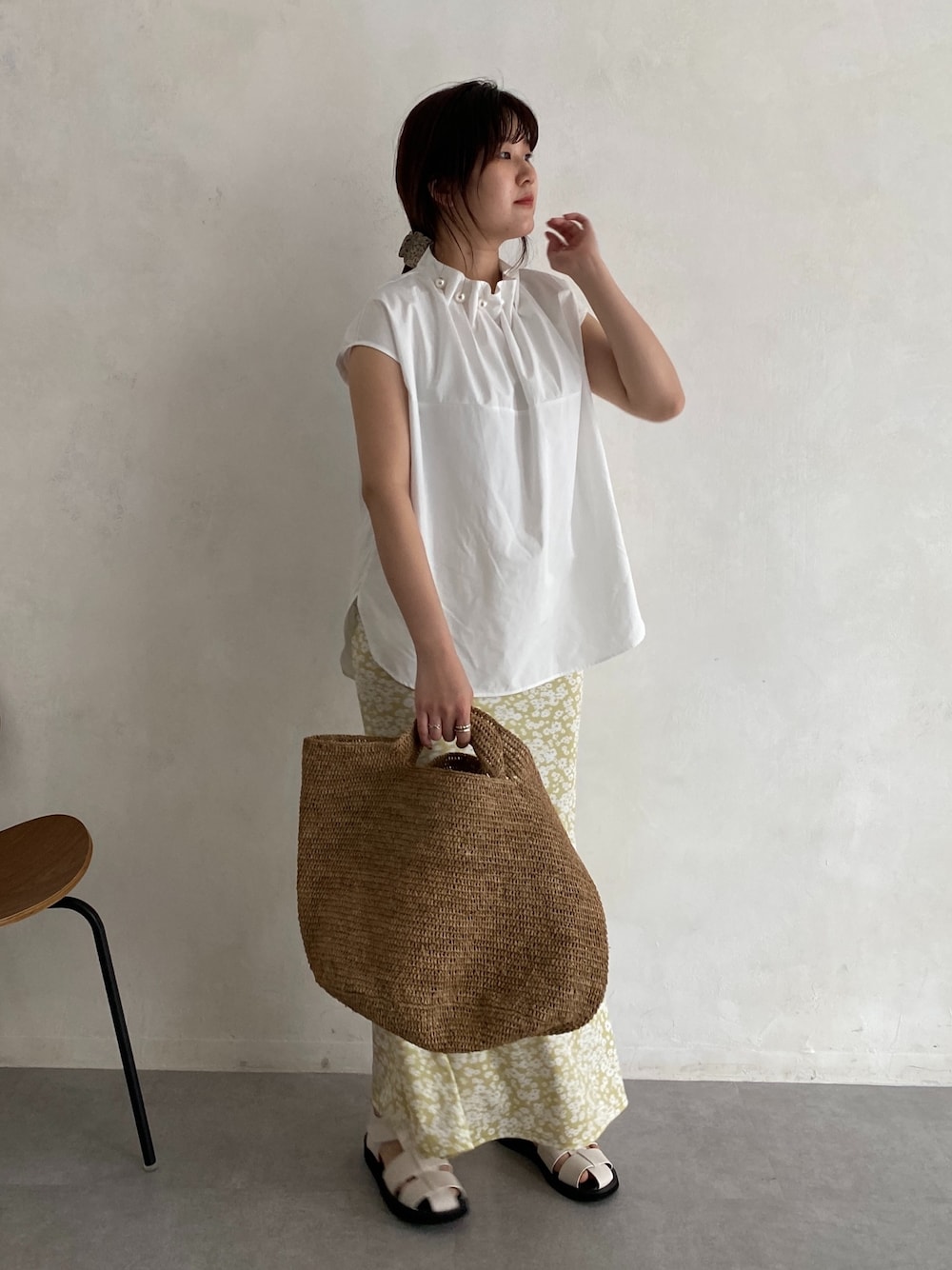 ホワイト系のシャツ/ブラウス、イエロー系のスカート、ブラック系のその他シューズを着用したレディースの春コーディネートの2枚目の写真