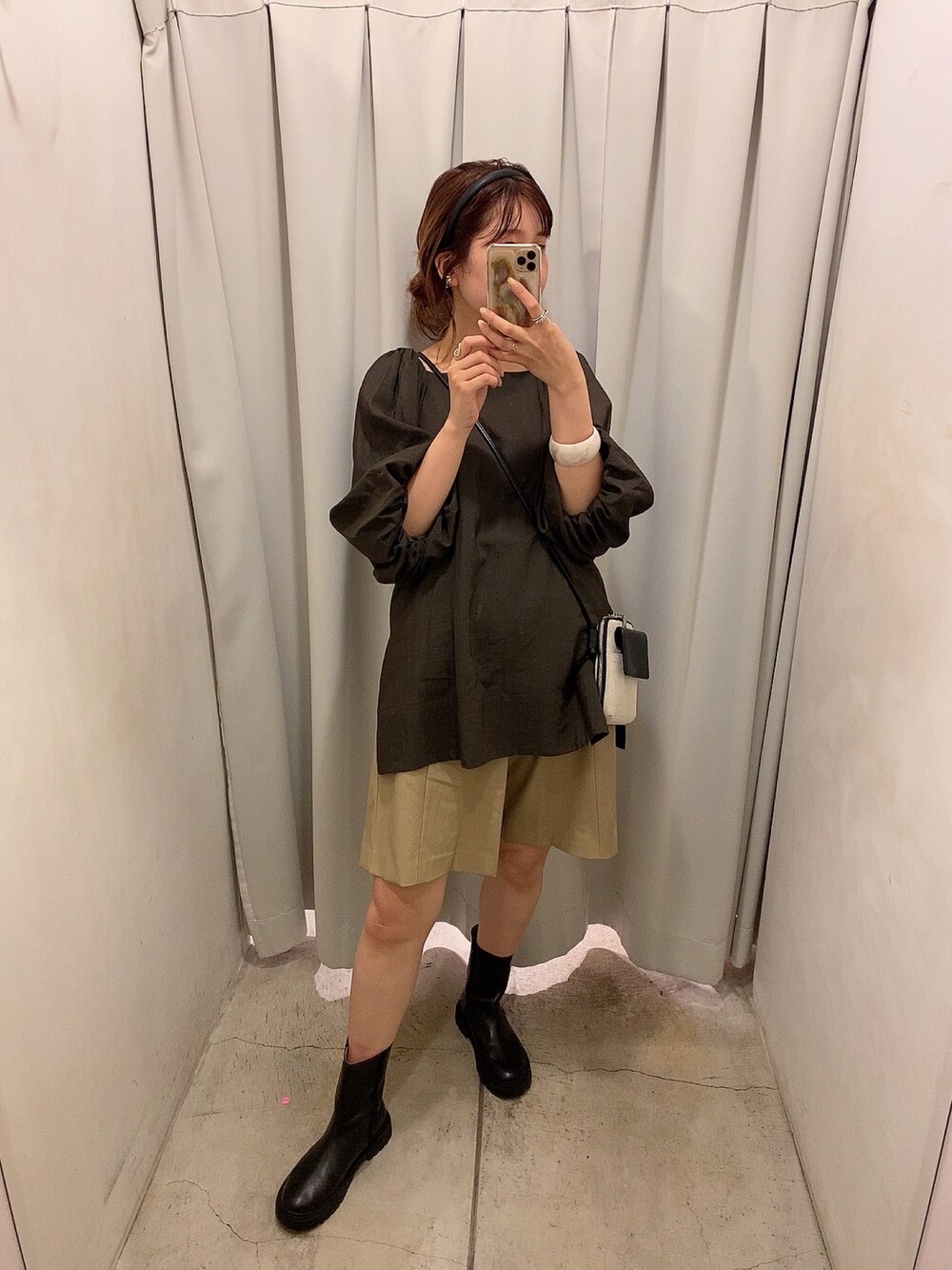 グレー系のシャツ/ブラウス、ブラック系のショルダーバッグ、ベージュ系のその他パンツを着用したレディースの秋コーディネートの1枚目の写真