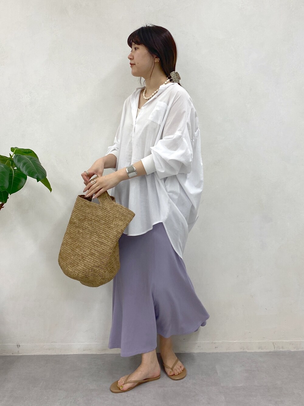 ホワイト系のシャツ/ブラウス、パープル系のスカートを着用したレディースの春コーディネートの2枚目の写真