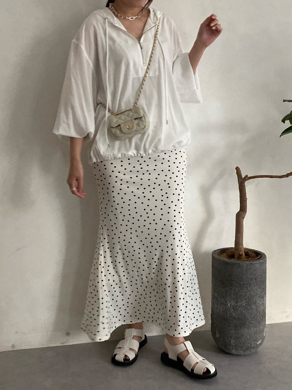 ホワイト系のシャツ/ブラウス、ホワイト系のスカート、ホワイト系のサンダルを着用したレディースの春コーディネートの4枚目の写真