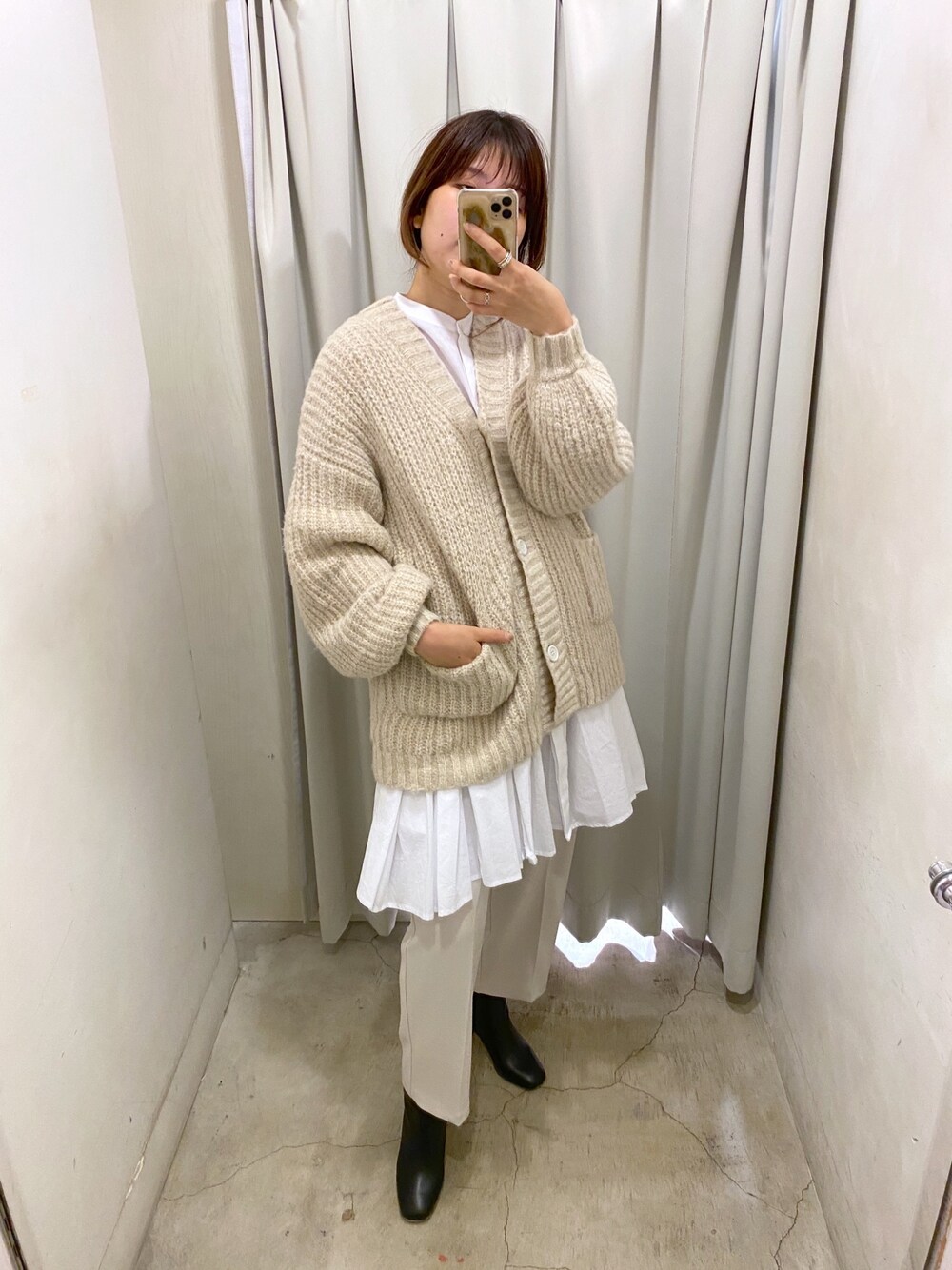 ベージュ系のカーディガン/ボレロ、ホワイト系のシャツ/ブラウス、ベージュ系のその他パンツを着用したレディースの冬コーディネートの5枚目の写真