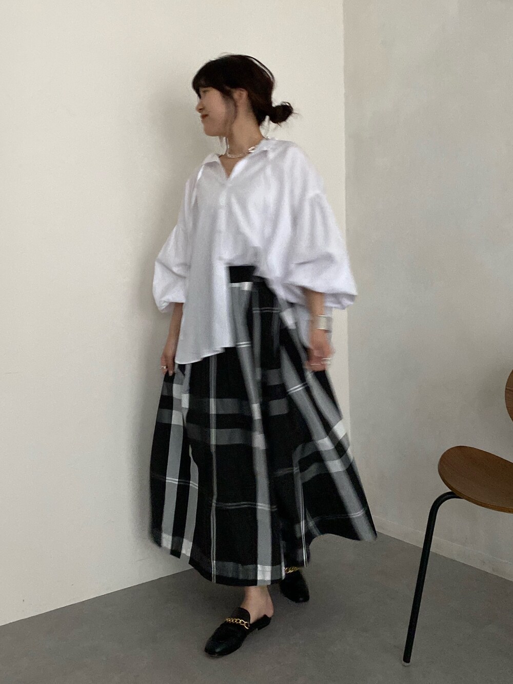 ホワイト系のシャツ/ブラウス、ブラック系のスカート、ブラック系のその他シューズを着用したレディースの春コーディネートの2枚目の写真