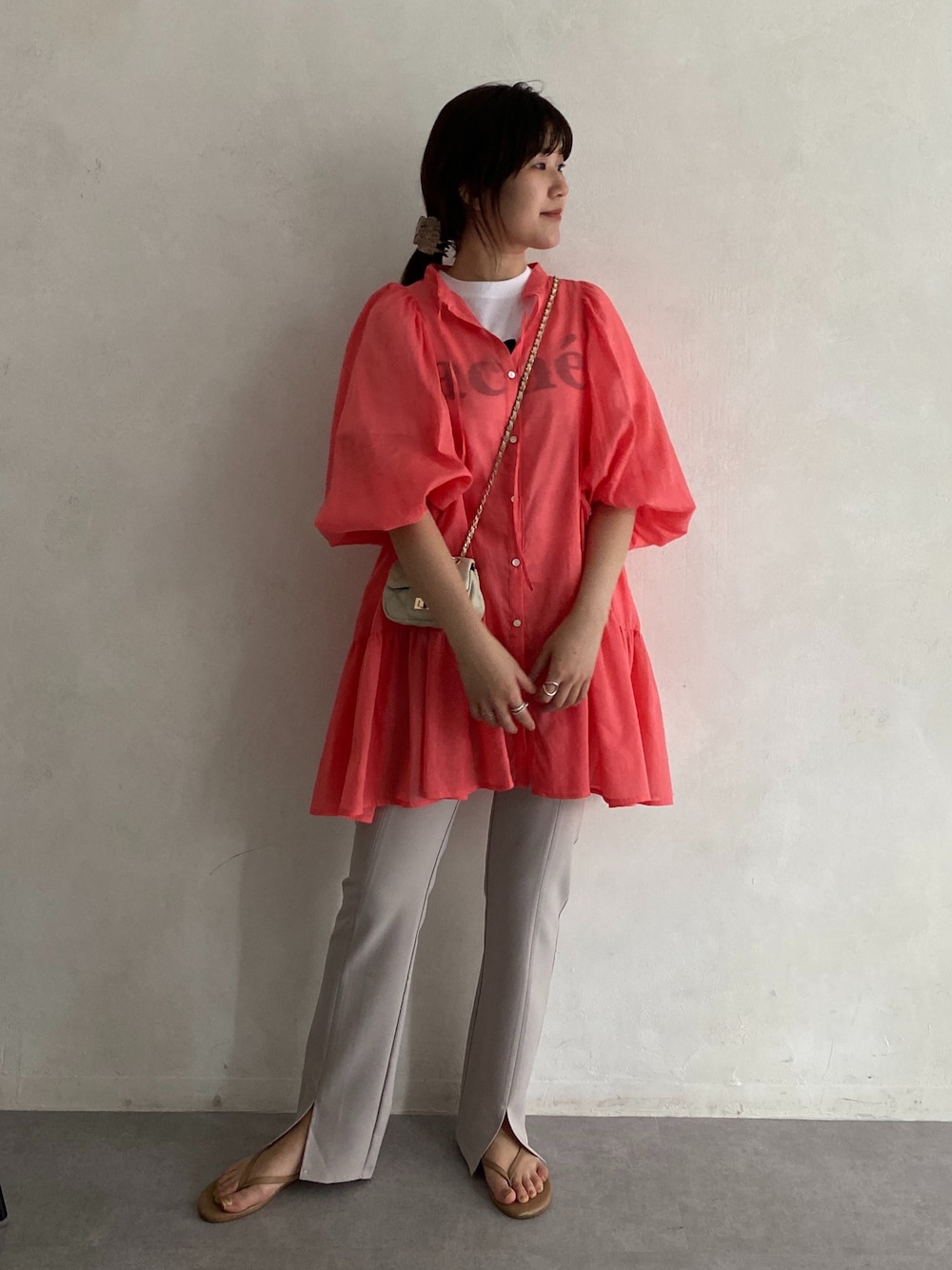 ピンク系のシャツ/ブラウス、ホワイト系のTシャツ/カットソー、ベージュ系のその他パンツを着用したレディースの春コーディネートの5枚目の写真