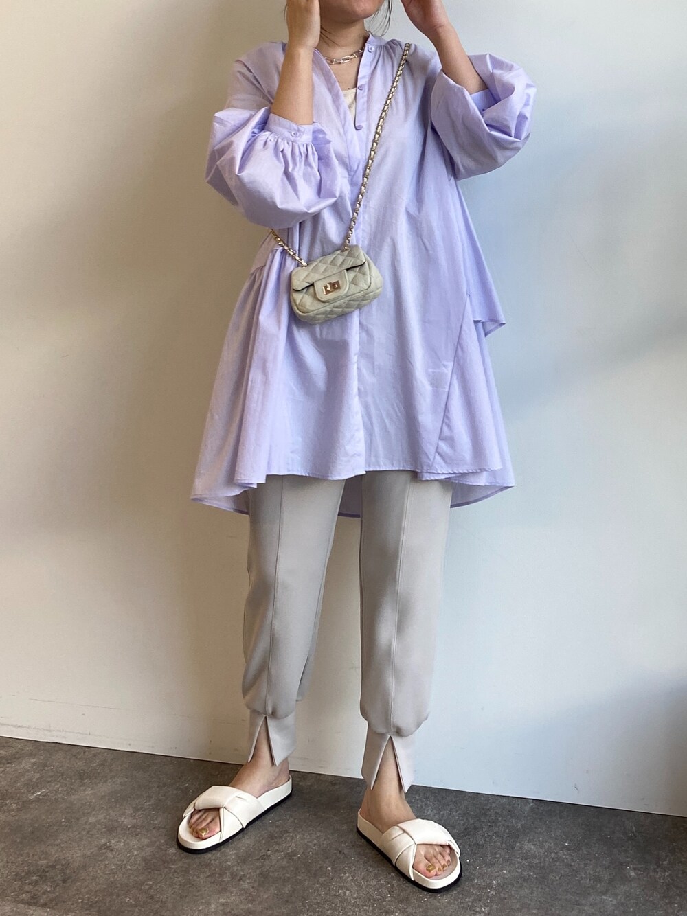 パープル系のシャツ/ブラウス、ホワイト系のショルダーバッグ、ベージュ系のその他パンツを着用したレディースの春コーディネートの4枚目の写真