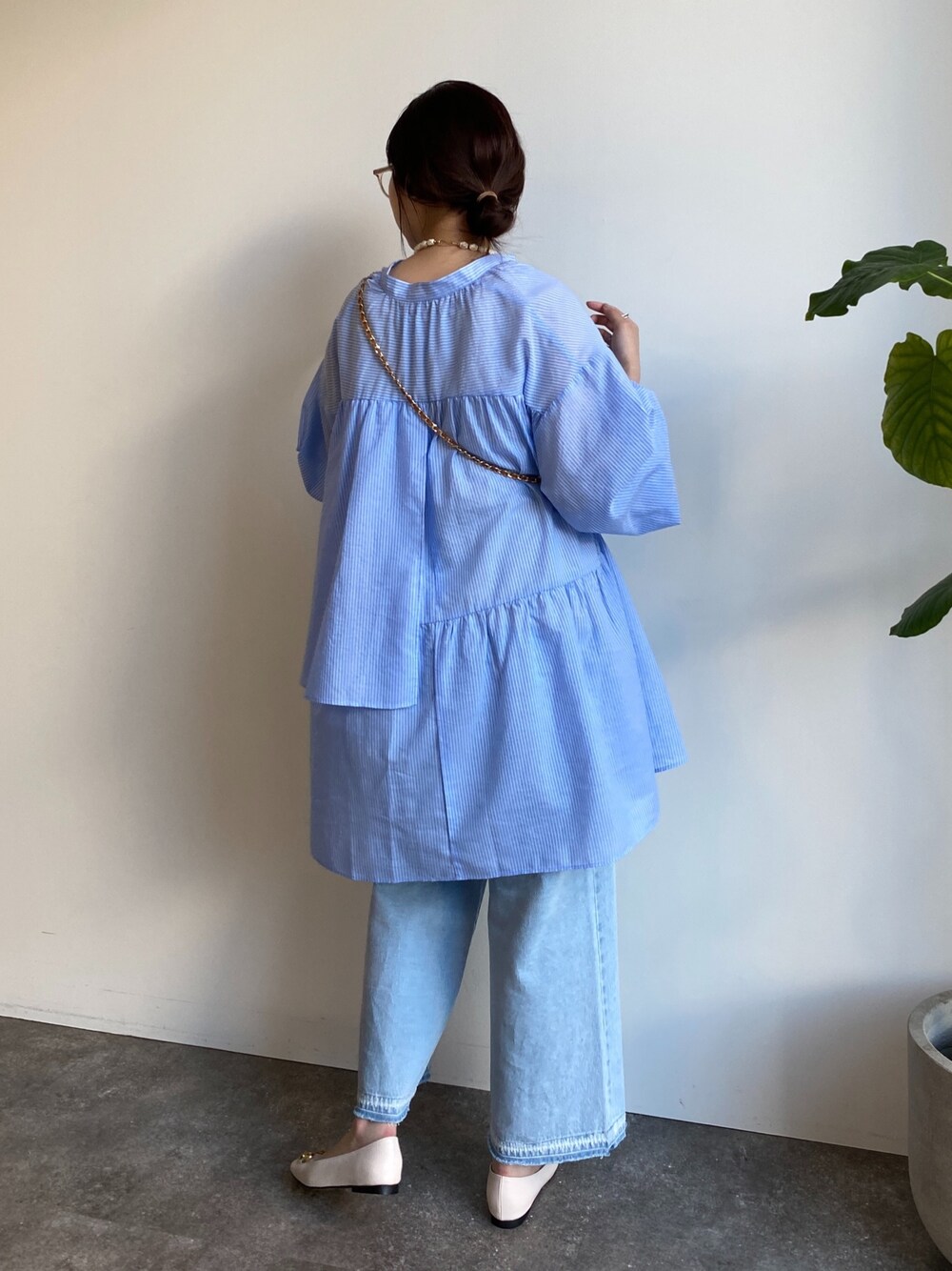 ブルー系のシャツ/ブラウス、ブルー系のデニムパンツ、イエロー系のショルダーバッグを着用したレディースの春コーディネートの4枚目の写真