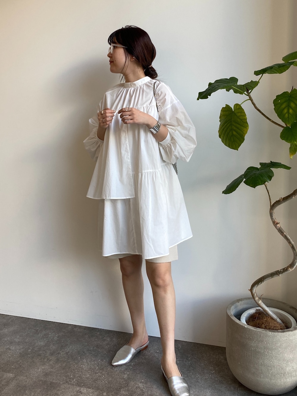 シルバー系のトートバッグ、ベージュ系のつなぎ/オールインワン、シルバー系のブレスレットを着用したレディースの春コーディネートの5枚目の写真