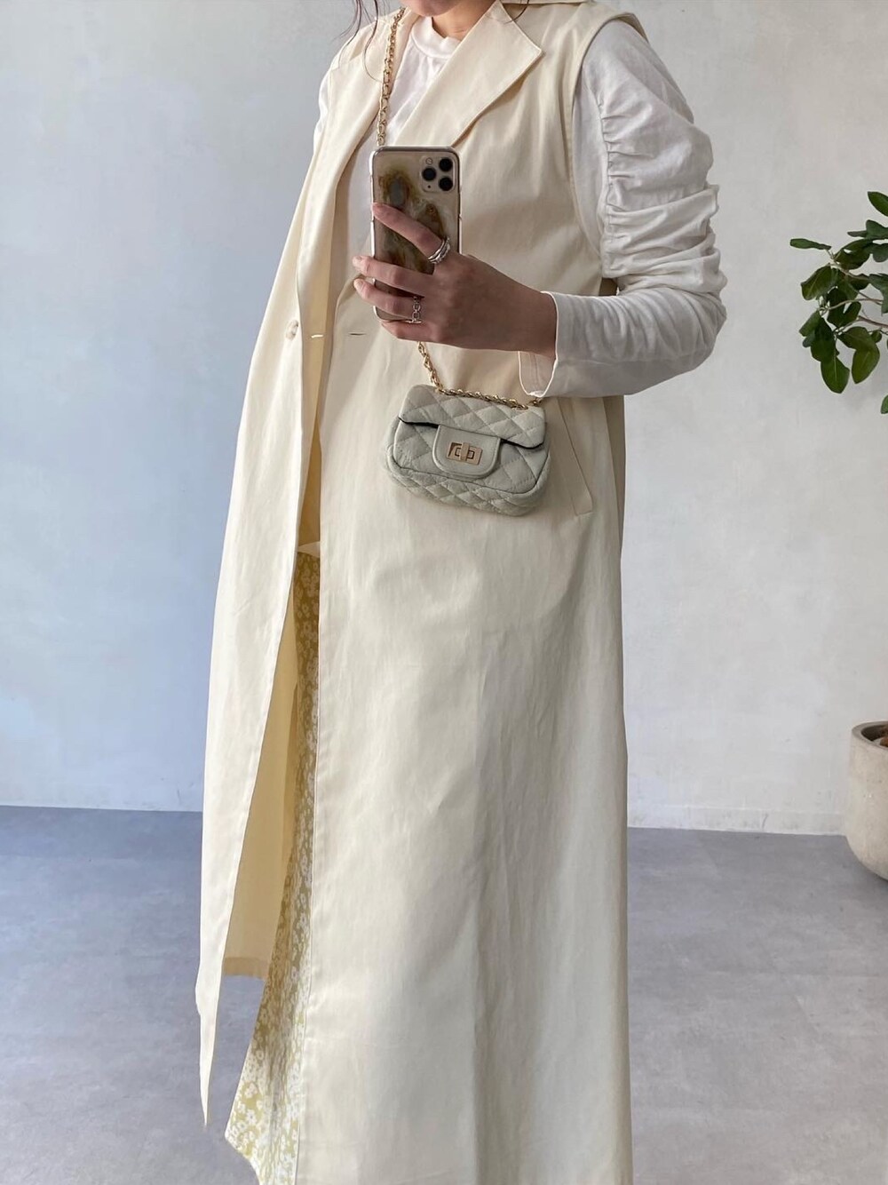 ホワイト系のその他アウター、ホワイト系のTシャツ/カットソー、イエロー系のスカートを着用したレディースの春コーディネートの4枚目の写真