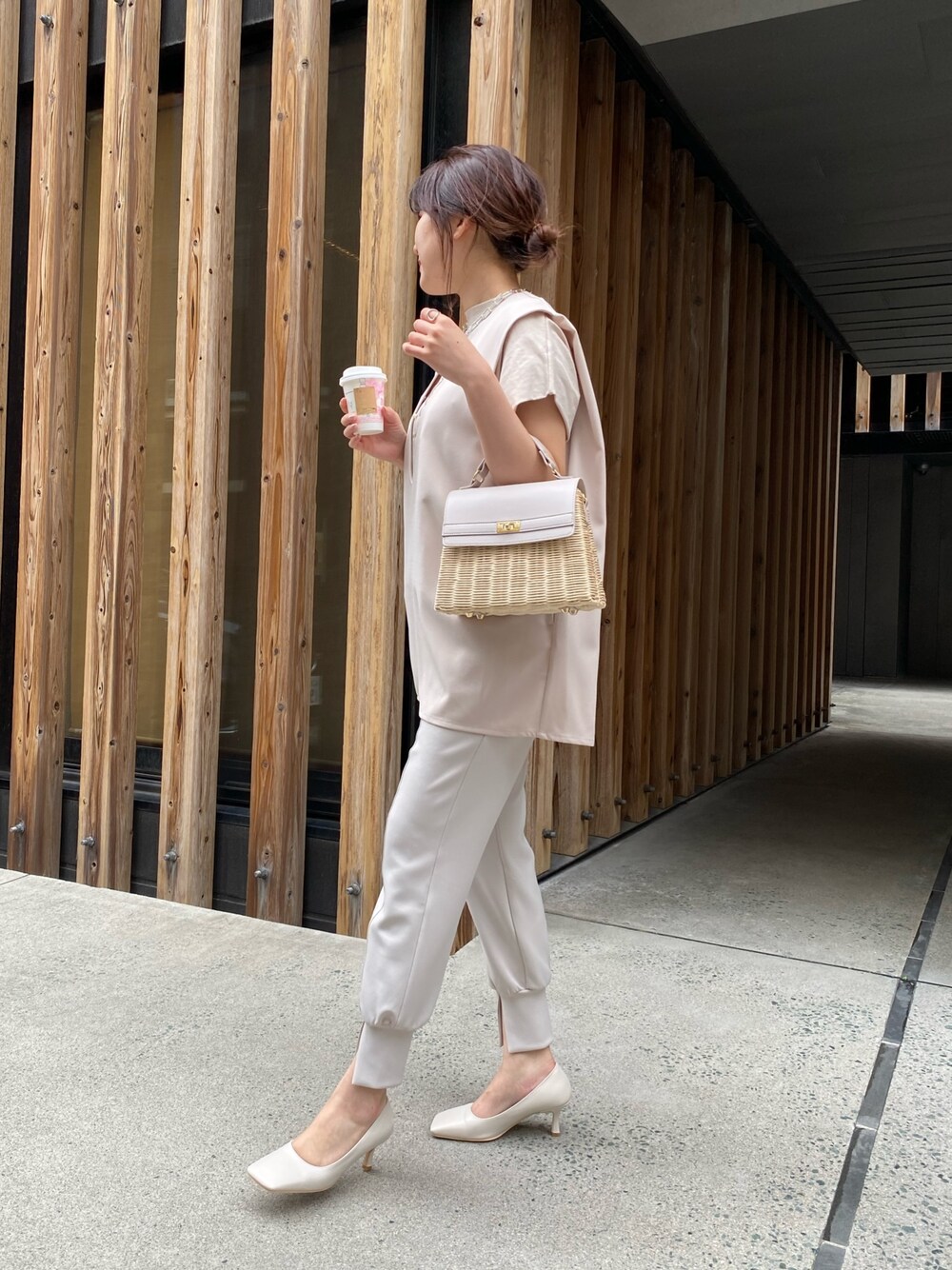 グレー系のニット/セーターを着用したレディースの春コーディネートの3枚目の写真