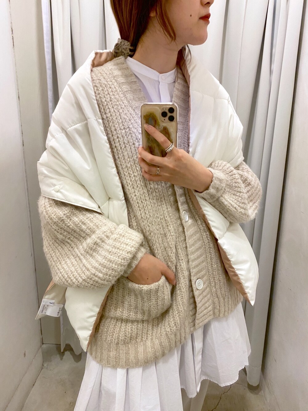 ベージュ系のカーディガン/ボレロ、ホワイト系のシャツ/ブラウス、ベージュ系のその他パンツを着用したレディースの冬コーディネートの3枚目の写真