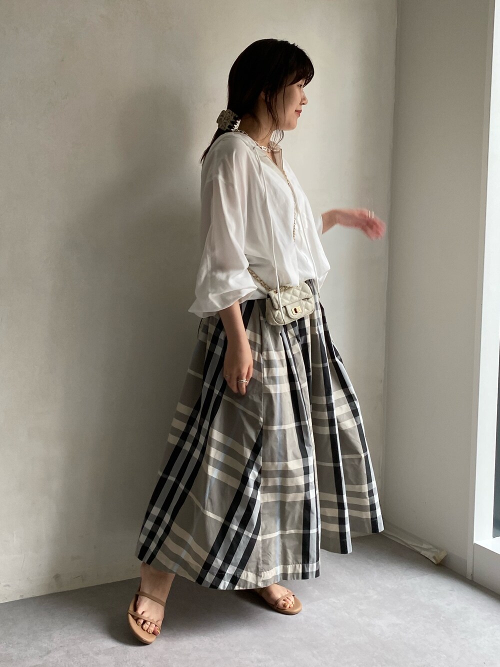 ホワイト系のシャツ/ブラウス、ベージュ系のスカート、ホワイト系のショルダーバッグを着用したレディースの春コーディネートの5枚目の写真