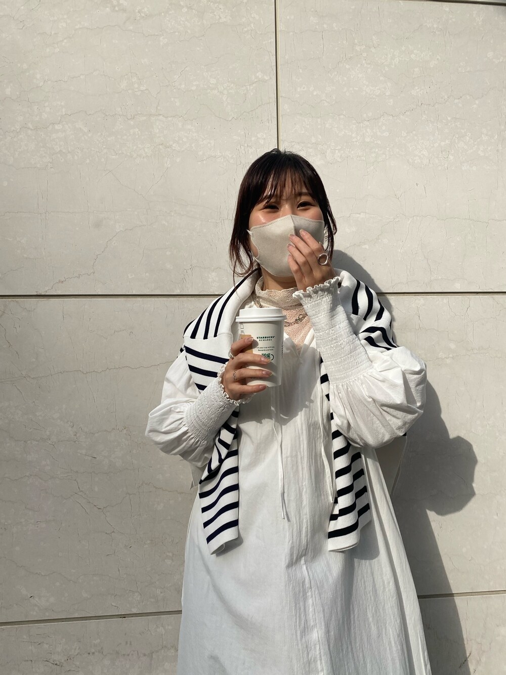 ホワイト系のワンピース、シルバー系のパンプス、ホワイト系のTシャツ/カットソーを着用したレディースの冬コーディネートの5枚目の写真