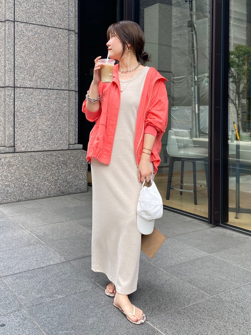 「夏コーデ、デートコーデ、ワンピース、きれいめカジュアル、シアートップス、お出かけコーデ、オトナカジュアル、リラックススタイル、大人コーデ、楽チンコーデ、キレイめカジュアル、夏ファッション、大人かわいい、30代コーデ、ピンクシャツ」｜「DouDouのフーディージップブルゾン（その他アウター、ピンク系）」を使った、sakuraさん（骨格ストレート・レディース・166cm）の夏コーディネートの1枚目の写真