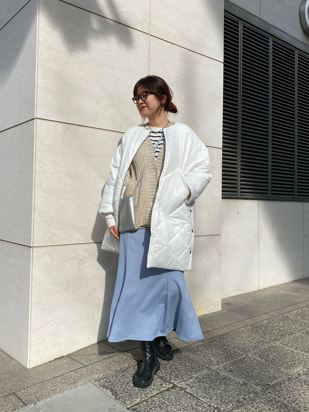 ホワイト系のその他アウター、ベージュ系のカーディガン/ボレロ、ホワイト系のTシャツ/カットソーを着用したレディースの冬コーディネートの2枚目の写真