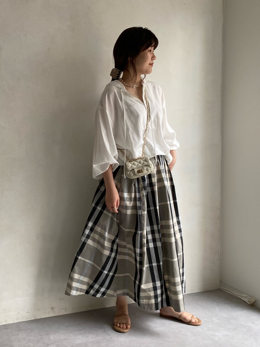 ホワイト系のシャツ/ブラウス、ベージュ系のスカート、ホワイト系のショルダーバッグを着用したレディースの春コーディネートの4枚目の写真