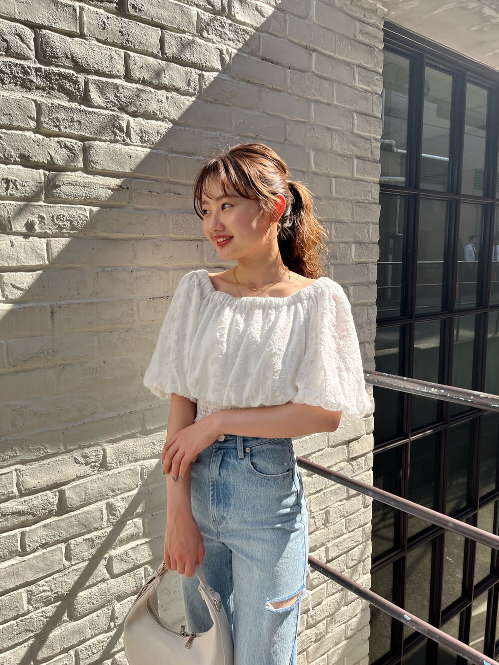 「大人カジュアル、春コーデ、ダメージデニムパンツ、低身長女子、ワイドデニム、オフショル」｜「Chicoのバックリボンシアーバルーンオフショルブラウス（シャツ/ブラウス、ホワイト系）」を使った、fuyuuさん（レディース・158cm）の春コーディネートの1枚目の写真