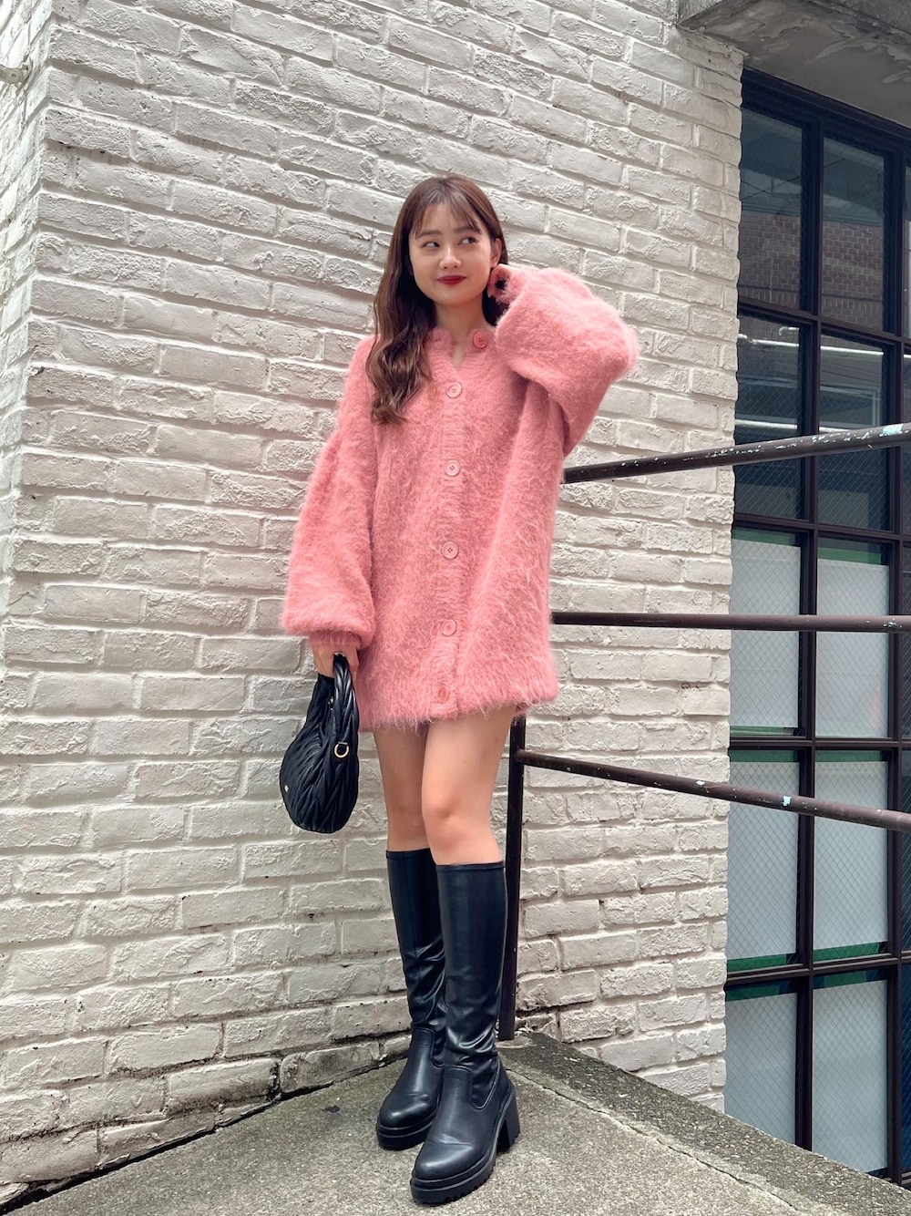 「秋コーデ、カーディガン、ピンクコーデ、着回しコーデ、秋先取りコーデ」｜「Chicoの【2022AW】厚底チャンキーストレッチロングブーツ（ブーツ、ブラック系）」を使った、fuyuuさん（レディース・158cm）の夏コーディネートの1枚目の写真