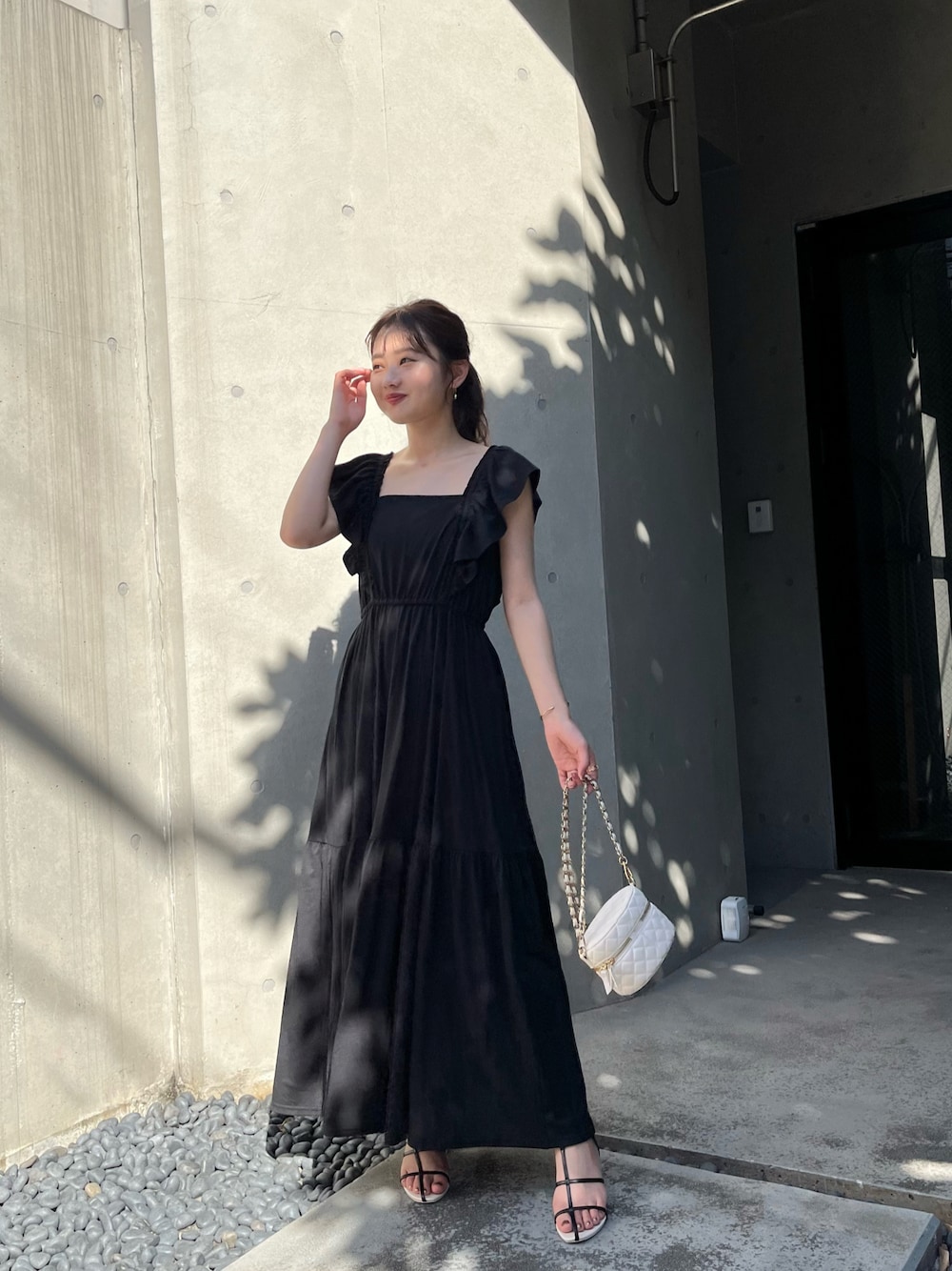 「夏コーデ、夏服、ワンピース、ブラック、ブラックワンピース、大人カジュアル、シンプルコーデ、モノトーン」｜「Chicoのフリルティアードカットロングワンピース（ワンピース、ブラック系）」を使った、fuyuuさん（レディース・158cm）の夏コーディネートの1枚目の写真